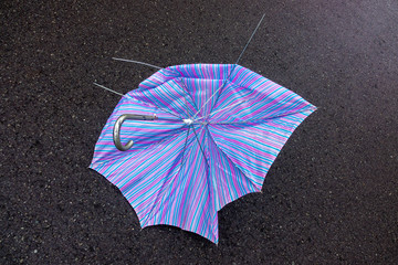折れた傘