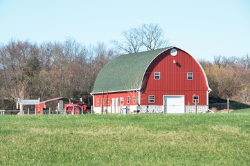 Obraz premium Red Barn and Tractor