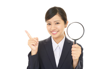 拡大鏡を持つ女性