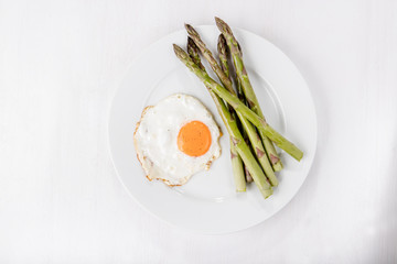 Green asparagus with fried egg