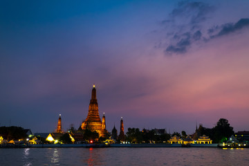 Obraz premium Wat arun shot from across Chaopraya river