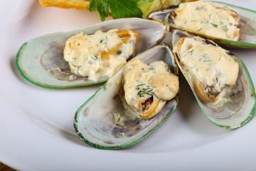 Baked mussels in cream sauce
