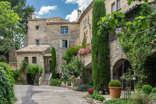 Fototapeta The hill top village of Goult in the Luberon Provence