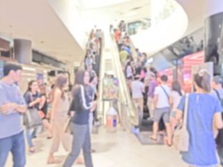 blurred photo de focused of people on escalator