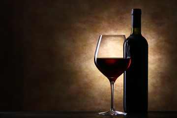 Obraz na płótnie Canvas ワインボトルと赤ワイン