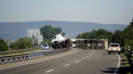 LKW Unfall auf der Autobahn - 114122391