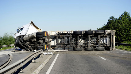 LKW Unfall auf der Autobahn - 114122395