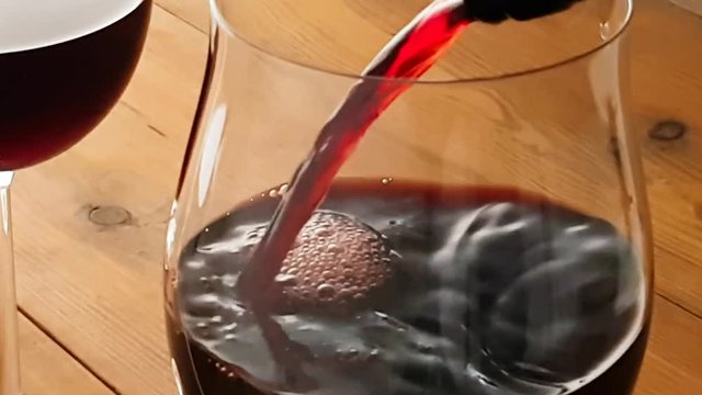 Rotwein einschenken