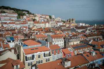 Fototapeta na wymiar Le quartier de la Baixa et le Tage à Lisbonne vus depuis la plateforme de l'elevador de Santa Justa.