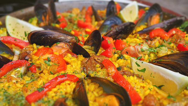 Frische Paella mit Meeresfr&uuml;chten und H&uuml;hnerbrust garniert in einer Pfanne