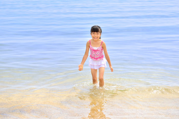 Fototapeta na wymiar 海水浴を楽しむ女の子