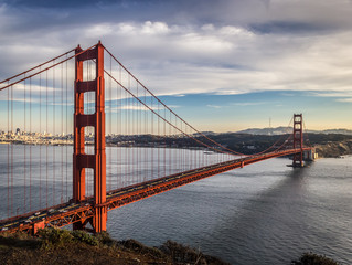 Fototapeta na wymiar Golden Gate Bridge in the evening