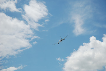 Flugzeug verschwindet im Himmel
