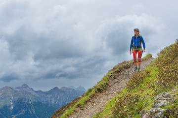 Obraz premium Girl mountain trail walks alone