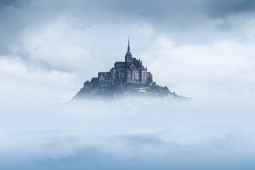 Mont saint michel in the mist - obrazy, fototapety, plakaty