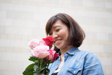 複数のバラを持つ1人の女性