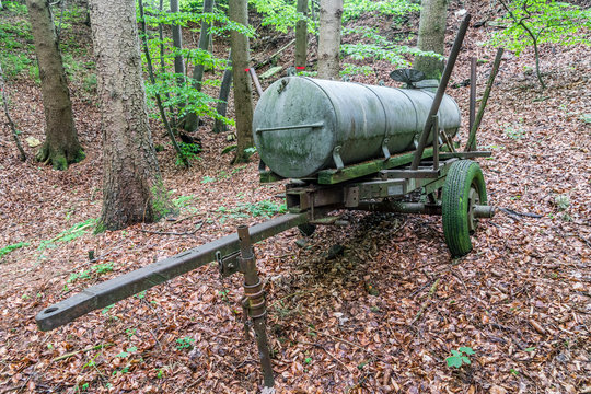 G&uuml;llewagen im Wald ausgemustert und vergessen