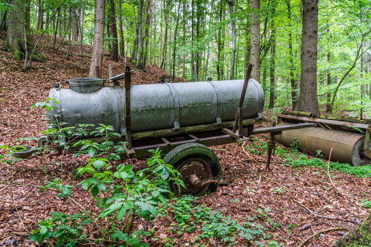 Alter G&uuml;llewagen und eine Walze vergessen im Wald