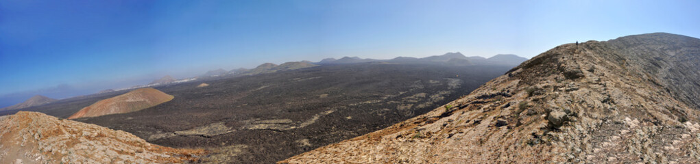 Blick über Vulkanlandschaft auf der spanischen Insel Lanzarote