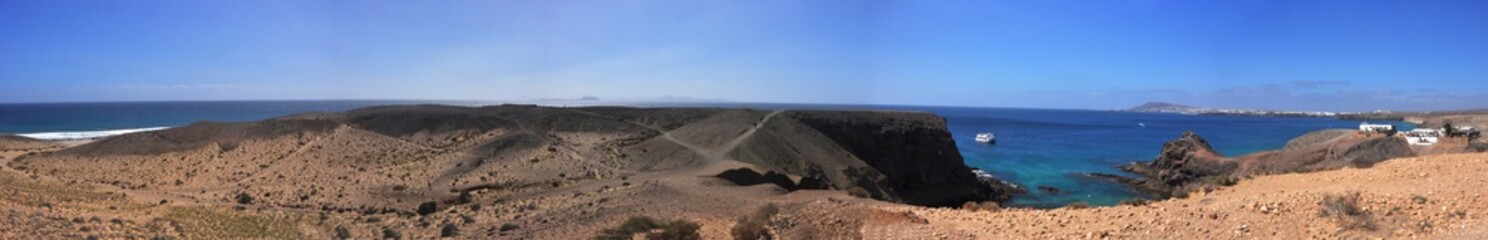 Fototapeta na wymiar Panorama - karge Landschaft auf spanischer Vulkaninsel Lanzarote