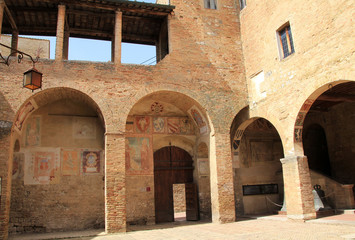 Fototapeta na wymiar The yard in Palazzo del Popolo in San Geminiano, Italy