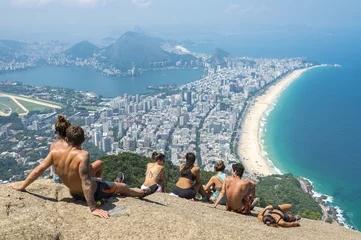 Tuinposter Mensen genieten van het schilderachtige uitzicht over Rio de Janeiro, Brazilië vanaf de top van Two Brothers Mountain © lazyllama
