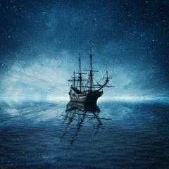 Photo sur Plexiglas Navire Un bateau pirate fantôme flottant sur un paysage de mer bleu foncé froid avec un fond de ciel étoilé et une réflexion de l& 39 eau.