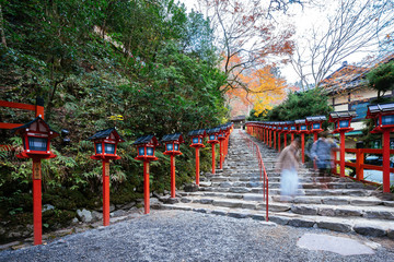 Fototapeta na wymiar 貴船神社の階段と観光客 Tourist and Kibune shrine in autumn
