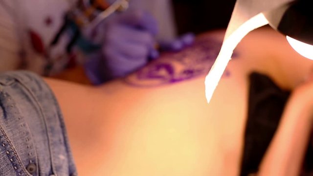 Artist makes a tattoo
