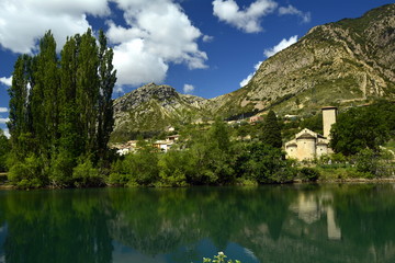 Fototapeta na wymiar El pantano de Sopeira visto desde el sendero del margen izquierdo , con el monasterio. Huesca, Aragón, España