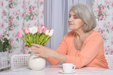 Obraz na płótnie Canvas mature woman drinking tea