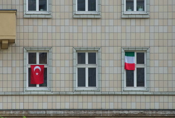 In Berlin: türkische und italienische Flagge zur Fußball-Europameisterschaft 2016 - obrazy, fototapety, plakaty