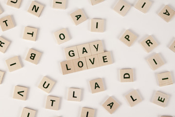 Gay Love - Diritti gay, lesbiche e trans scritti con tessere di legno.