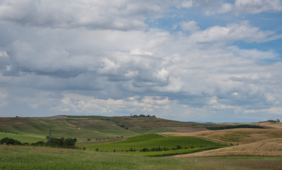 campagna toscana con cielo nuvoloso
