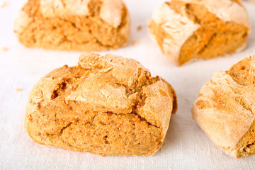 Sauerteig- Brötchen