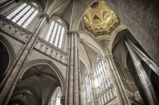 Arcadas de la nave de la catedral gotica de la ciudad de La Plata. Interior, dia