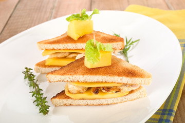 Toast mit Mango und Putenfleisch