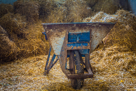 Schubkarre im Stall
