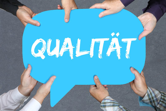 Gruppe Menschen halten Qualit&auml;t Erfolg QM Qualit&auml;tsmanagement