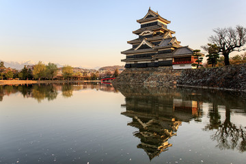 Reflection of Matsumoto castle with warm light in morning - 114191553