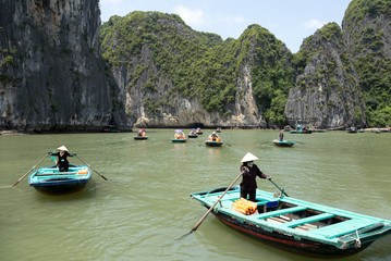 Naklejka na ściany i meble Sea landscape with Tourist Gondola boat in Halong Bay Vietnam