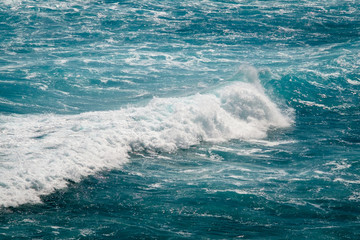 Obraz premium Close up view of beautiful blue ocean wave with white foam in Bali