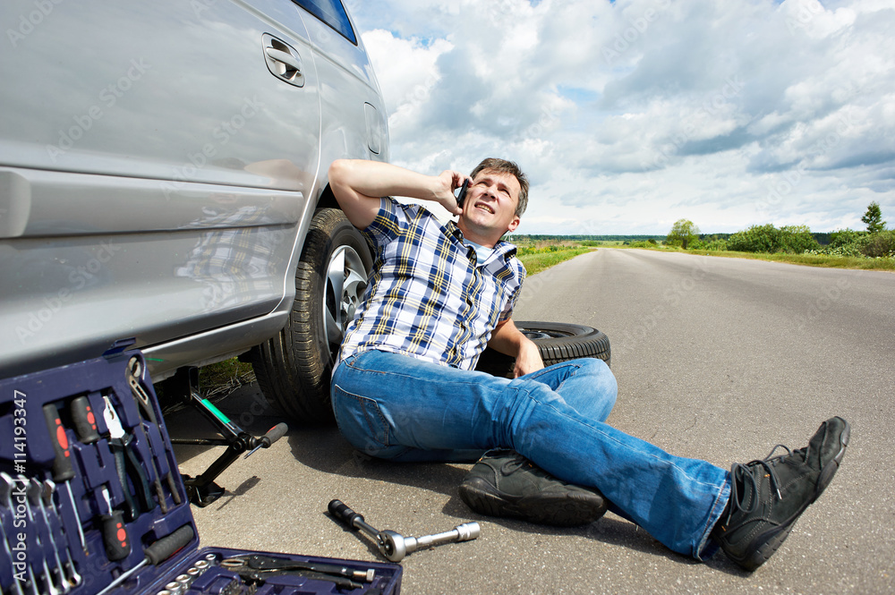 Wall mural Man with phone is calling in service of car