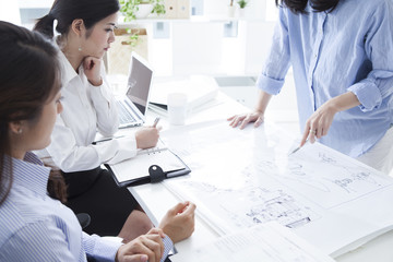 Obraz premium Business women are pointing to the accompanying drawings