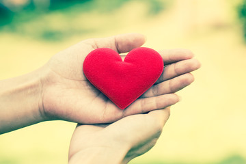 Obraz na płótnie Canvas Hand hold love valentine heart. vintage filter