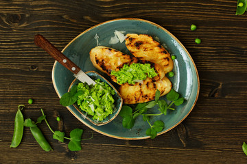 Snack of peas and mint with toast.