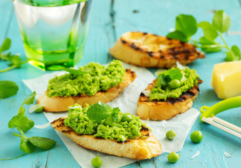 Snack of peas and mint with toast.