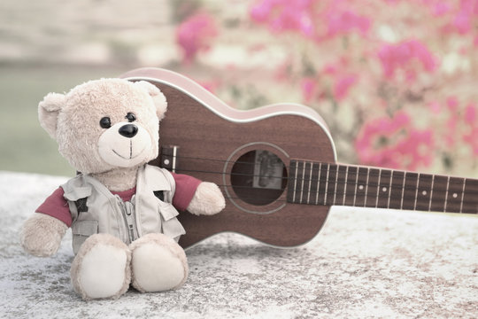 Photo vintage-style of teddy bears and ukulele.