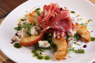 Salad with pears and meat