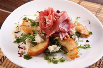 Salad with pears and meat
